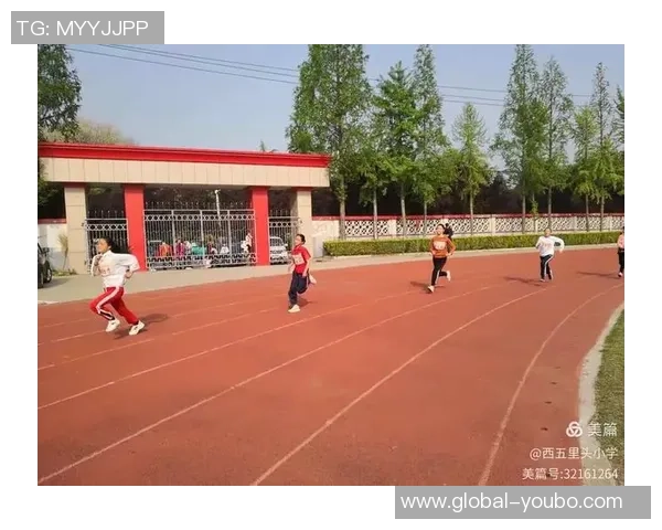 红白相间的耐克足球鞋助你在球场上尽显风采与激情 红白相间的耐克足球鞋助你在球场上尽显风采与激情