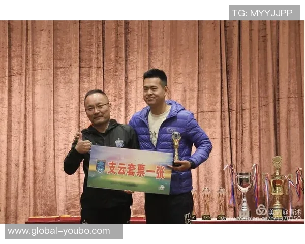 足球裁判黄翔的执法之路与挑战解析他在赛场上的决策与影响力